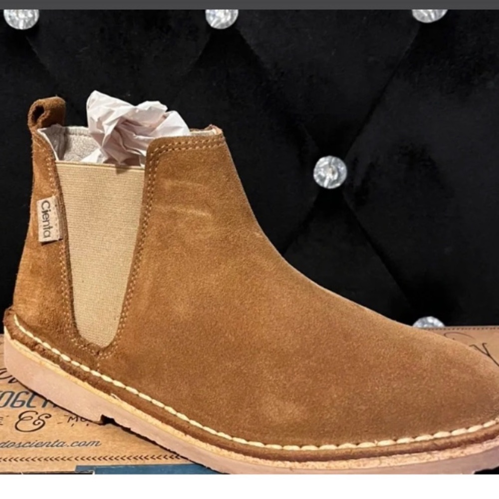 Kids unisex suede boots brand new never worn.